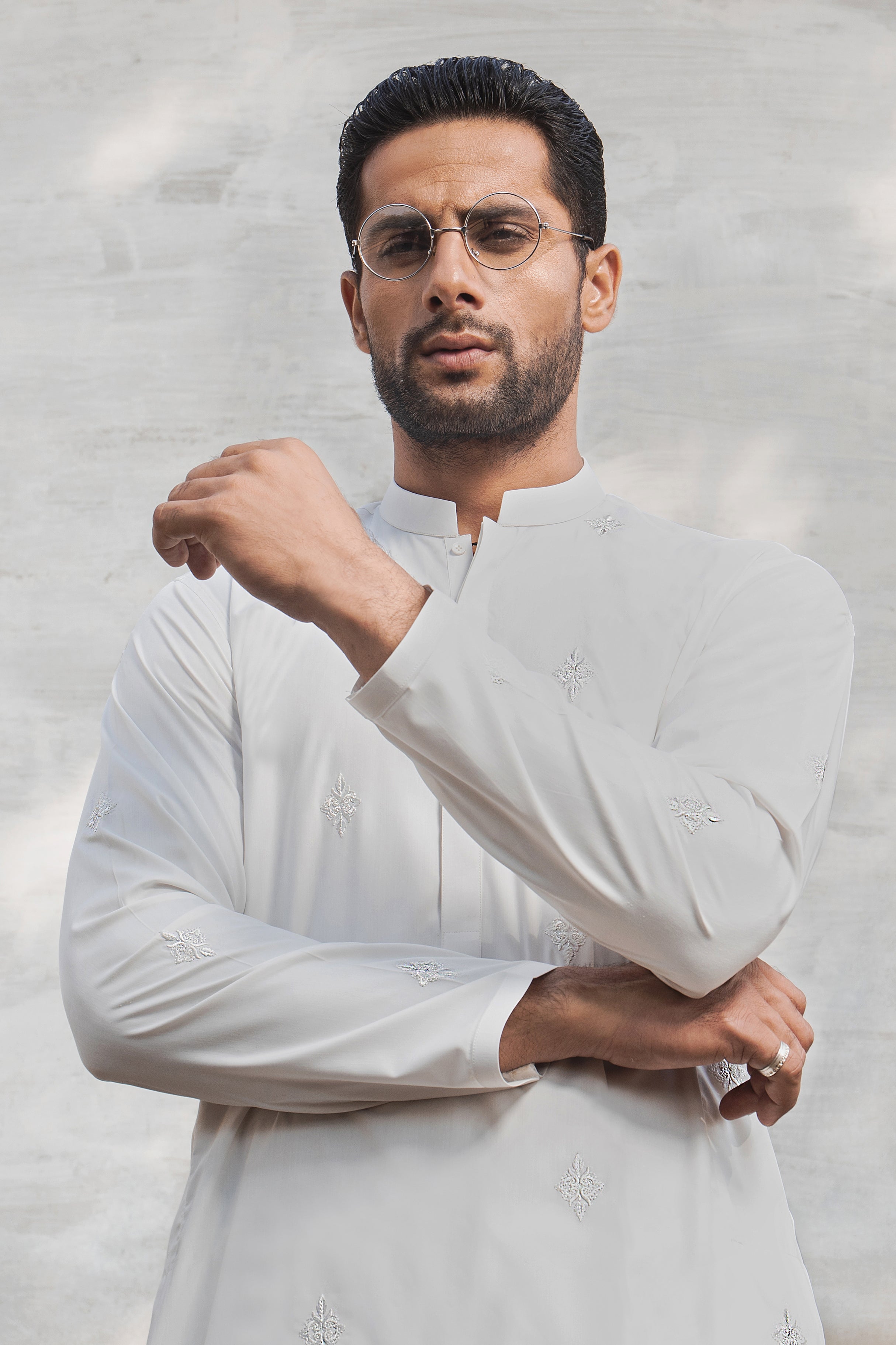 SIGNATURE WHITE EMBROIDERED KURTA PAJAMA