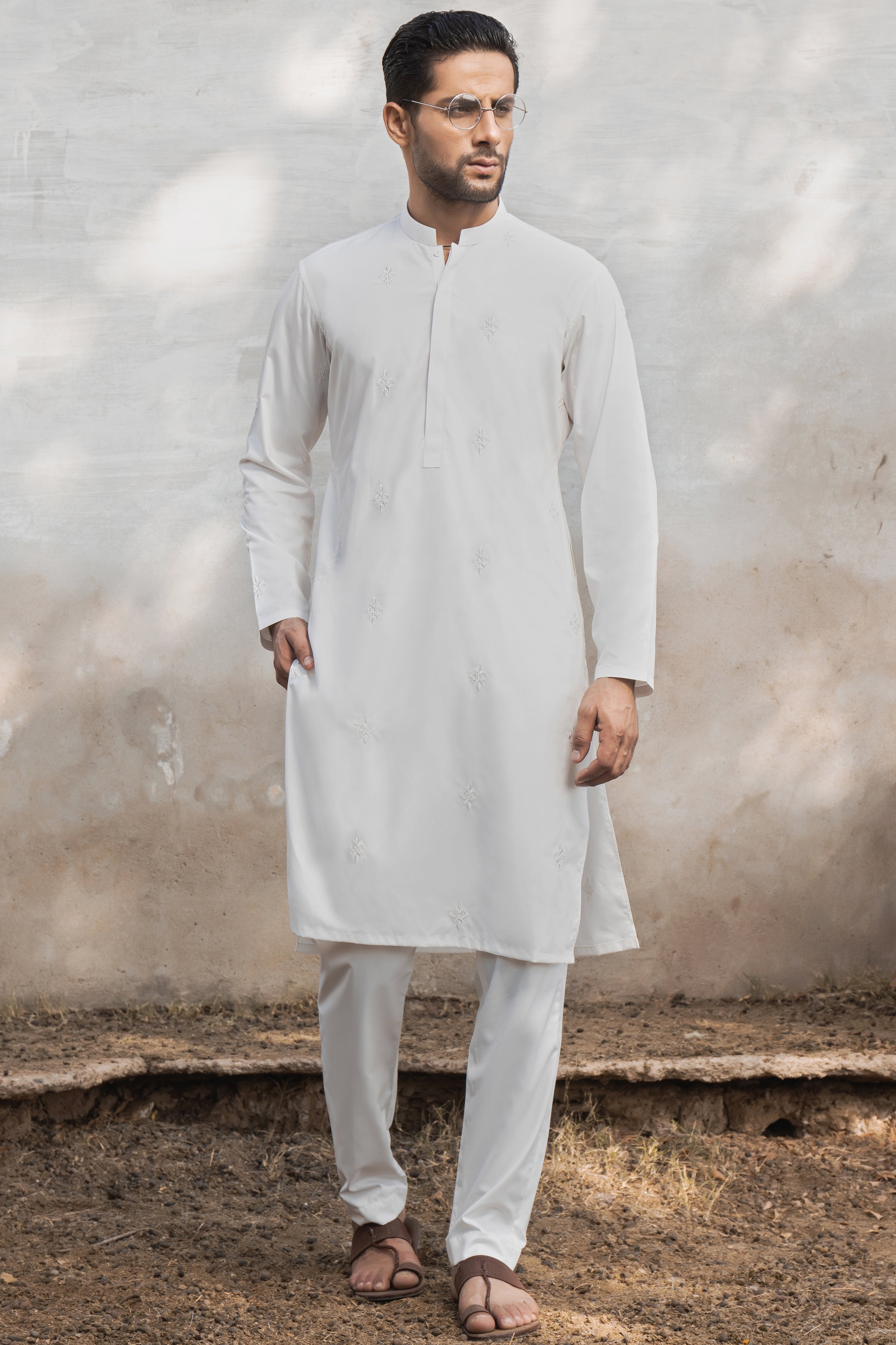 SIGNATURE WHITE EMBROIDERED KURTA PAJAMA